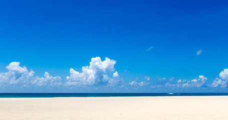 Fototapeta premium Sea view from tropical beach with sunny sky.