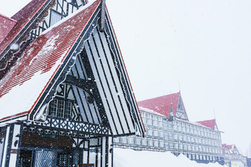 スキーツアーのイメージ　日本　スキー　ホテル　ロッジ　山小屋　自然　降雪　積雪　雪景色　冬景色