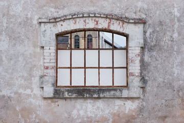 Fototapeta na wymiar fenêtre d'une vieille usine fermée regard yeux
