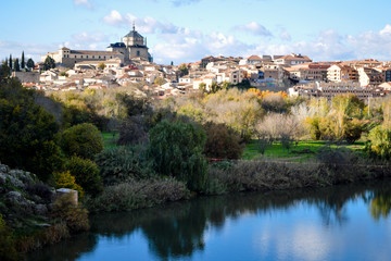 Fototapeta na wymiar Beautiful view from the river bank on the ancient city of Toledo.
