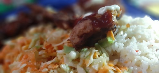 Fried chicken with green salad 