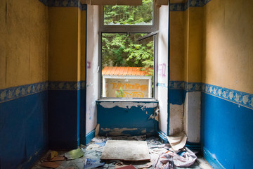 Une salle abandonnée. Une pièce vandalisée. Un bâtiment abandonné.