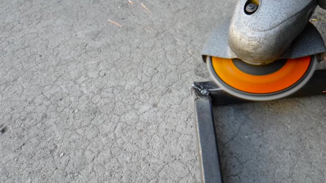 Processing sharp edges on the metallic article by grinding wheel