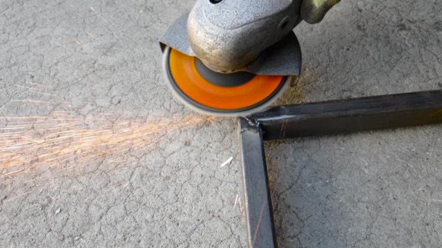 Processing sharp edges on the metallic article with grinding wheel