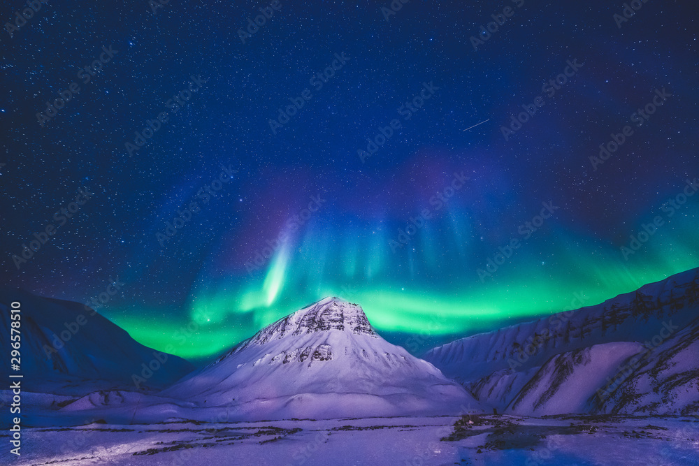 Wall mural the polar arctic northern lights hunting aurora borealis sky star in norway travel photographer sval