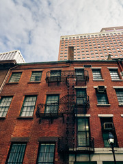 arquitectura antigua con escaleras exteriores antiincendios,junto a rascacielos modernos, en el distrito historico de Manhattan, Nueva York, USA