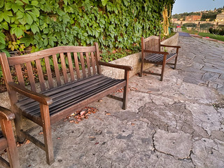 Obraz premium Wooden bench in a city park in autumn