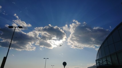 東京ゲートブリッジ上空 飛行機のシルエット