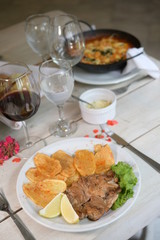 pollos con papas y lechugas