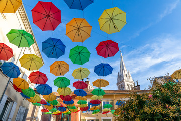Fototapeta premium 16 sierpnia 2019 - Gap, Alpy Wysokie, Francja - Kolorowe parasole