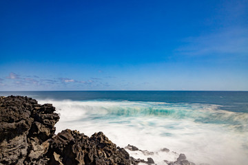 Pose long sur des vagues qui vont s’écraser sur le rivage