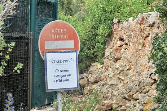 un sens interdit avec une pencarte pour signaler au passant que ce coin n'est pas un coin pour faire pipi - incivilit&eacute;
