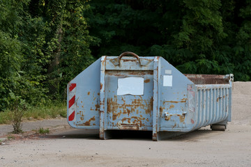 Großer blauer Container für Bauschutt