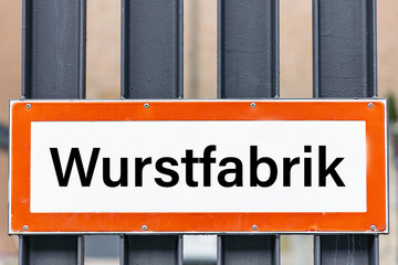 Wurst Fabrik Hinweis Schild © TOPIC