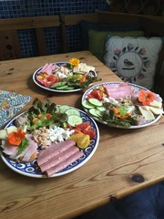 kalte Platte, eine liebevoll hergerichtete Mahlzeit mit diversen Nahrungsmitteln im rustikalen Stil/gesundes /richtiges Essen für Herz und Magen ein Genuss/gesunde Ernährung 