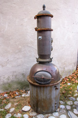 Fototapeta premium Kessel zum Schnapsbrennen abgestellt zum Alteisen