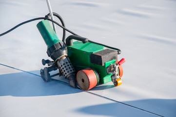 Construction device for installing waterproofing materials on the roof