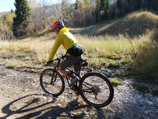 Naklejka premium Asian guy with a red helmet riding a bike around Sardine Peak Trailhead