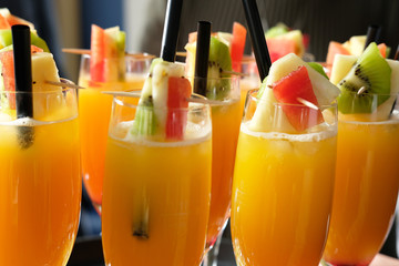 Cocktails Fruchtsaft mit Obst und Strohhalm