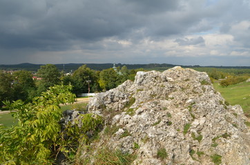 Fototapeta na wymiar Wapienne skały w Jurze krakowsko-Częstochowskiej, Polska