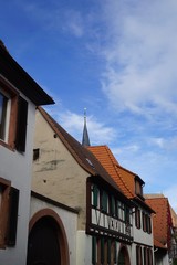 Fototapeta na wymiar Historische Strasse in Rhodt unter Rietburg