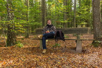 Herbst Entspannung im Wald auf einer Bank