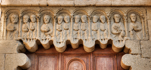 Détail du portail de l'église de l'abbaye de Ganagobie, France