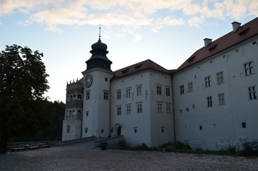 Zamek Pieskowa Skała - dziedziniec zamkowy, Polska