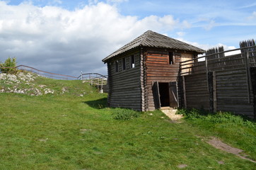 Góra Birów - zabudowania zrekonstruowanego grodu drewnianego, Podzamcze, Jura, Polska