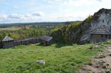 Góra Birów - zabudowania zrekonstruowanego grodu drewnianego, Podzamcze, Jura, Polska © Ewa