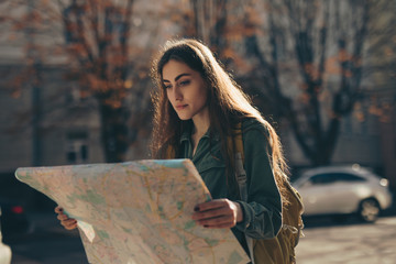 Naklejka premium Woman tourist exploring city while holding map