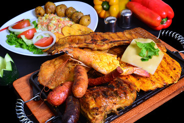 Carne asada con ensalada y guarniciones