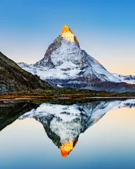 Fotobehang Zwitserland. Alpenglow op Matterhorn-piek die in Riffelsee-meer wordt weerspiegeld. Zonsopgang landschap. Seizoensgebonden herfst episch alpenlandschap. Zermatt locatie. 5x7 beeldverhouding foto voor instagram. © Feel good studio