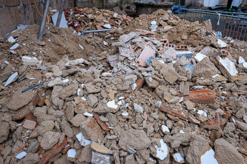 Monton de escombros en obra de construcción