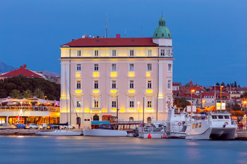 Naklejka premium Split. City embankment at sunset.
