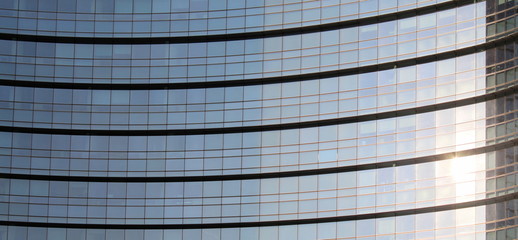 Fototapeta na wymiar Edificio moderno in città - vetro e acciaio