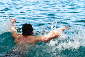 Hombre joven nadando 