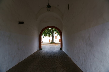 Die Toreinfahrt  des Schlosses Hadamar mit einem Tunnel hin zum Schlossplatz. ..
