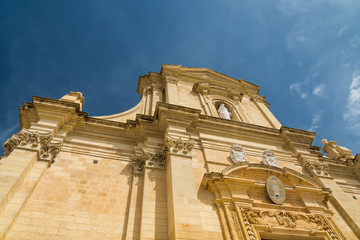 Obraz premium The Facade of a Beautiful Old Church from the Victoria Fortress (Malta)