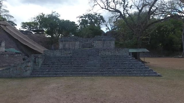 Ruinas de la Ciudad Maya de Cop&aacute;n en Honduras. Toma a&eacute;rea de Pir&aacute;mide ceremonial. 