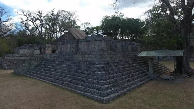 Ruinas de la Ciudad Maya de Cop&aacute;n en Honduras. Toma a&eacute;rea de Pir&aacute;mide ceremonial. 