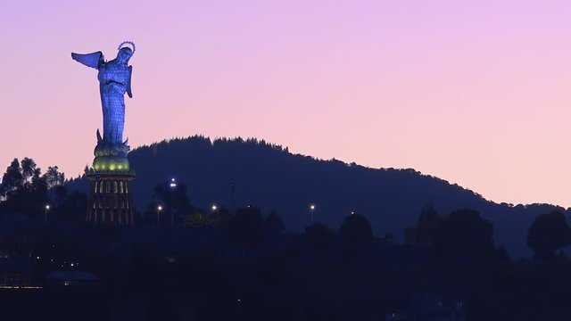 Loma del Panecillo con la virgen de Legarda en Quito, Ecuador