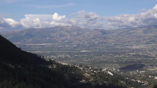 Valle poblado en la cordillera andina de Ecuador, al fondo se divisa Puembo, Tumbaco y Pifo con nubes