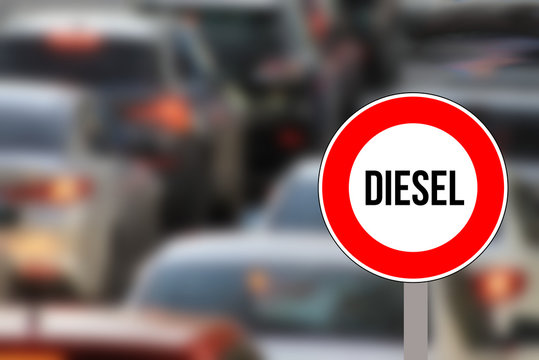 Autos und Verkehrsschild Einfahrtverbot f&uuml;r Diesel