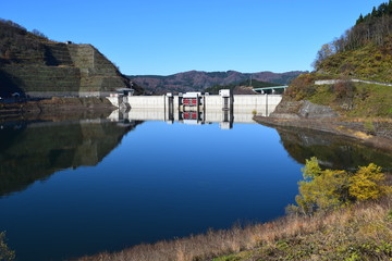 Fototapeta na wymiar 寒河江ダム ／ 山形県西川町にある、県内最大のダムです。ダムによって形成された人造湖は、月山より名を取って月山湖（がっさんこ）と命名され、財団法人ダム水源地環境整備センターが選定する、ダム湖百選に選ばれています。