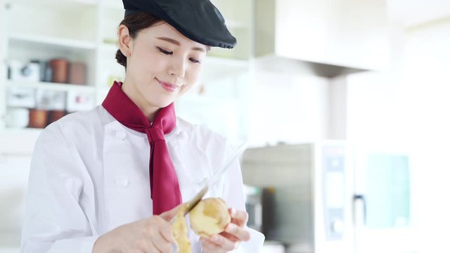 女性調理師