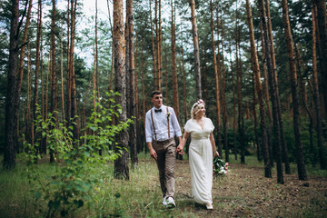 Fototapeta premium Beautiful wedding couple in a forest