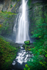 Obraz premium Bottom of Multnomah Falls Waterfall with Long Exposure Water on Rocks