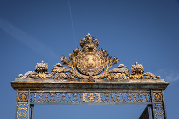 Le fronton du portail doré du château de Versailles. Détails du portail du château de...