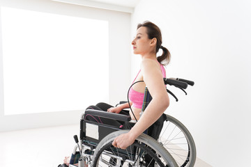 Fototapeta na wymiar スポーツウェアを着て車椅子に乗る外国人の女性
